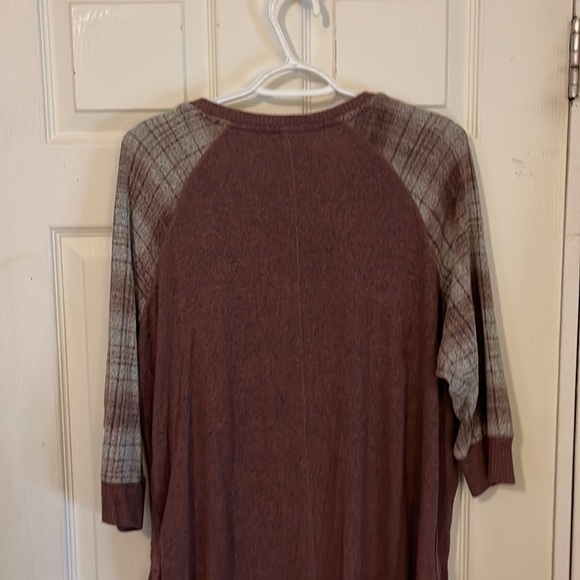 Maurices womens top, 3/4 sleeve, soft sweater material - Picture 4 of 4